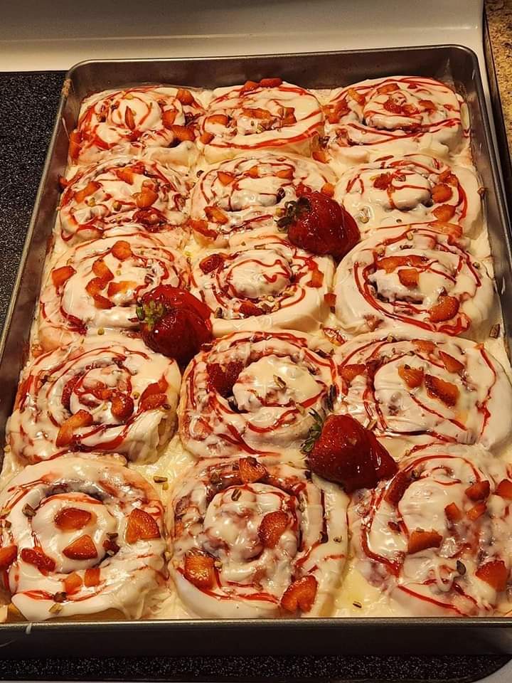 Strawberry Cheesecake Cinnamon Rolls with&nbsp;Pecans